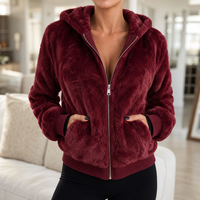 Lena | Moderne und warme Damen Kunstpelzjacke mit Kapuze