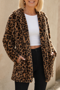 Isabella | Modische und auffällige Damen Kunstfelljacke mit Leopardenmuster