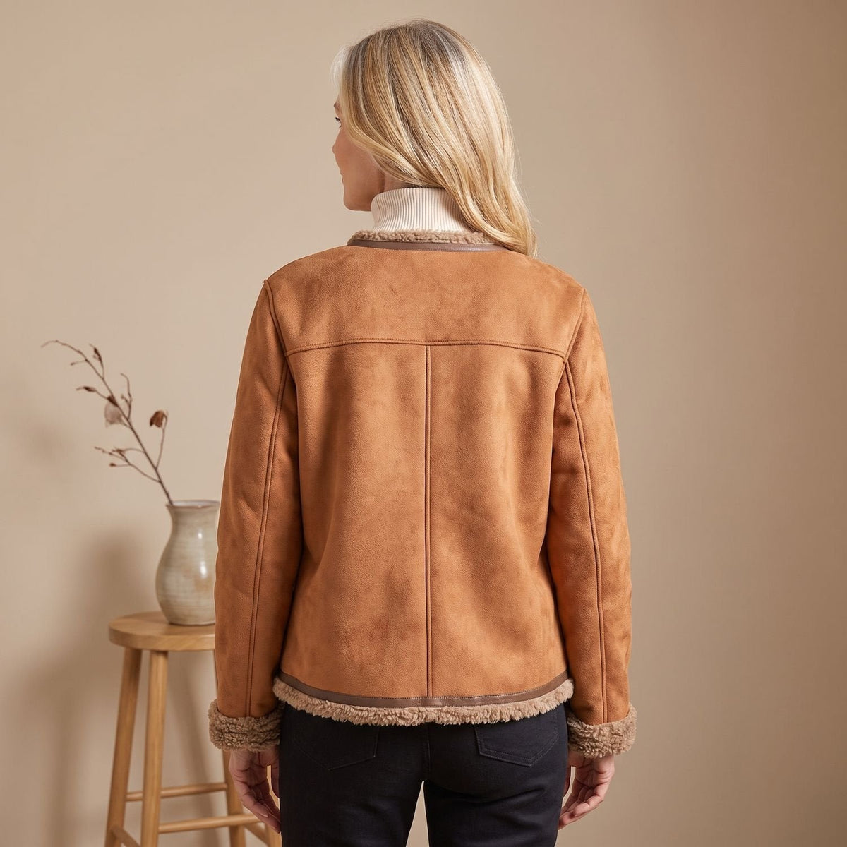 Greta | Kurze Lederjacke mit Kunstlammfell-Futter und Goldknöpfen